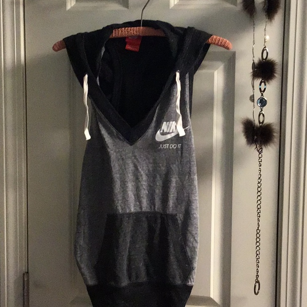 Hooded No Sleeve Shirt